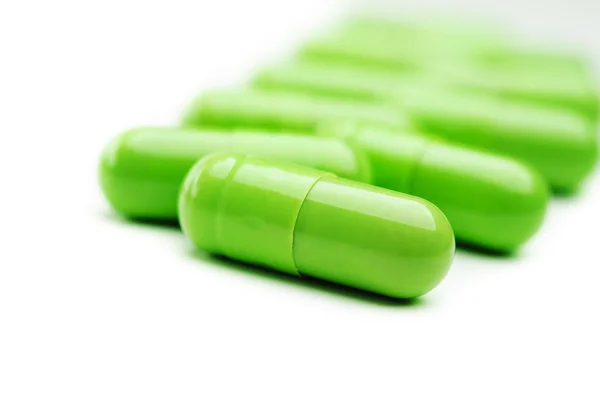 Comprimidos verdes isolados — Fotografia de Stock