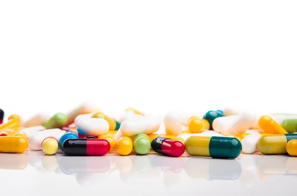 Muitos coloridos comprimidos e comprimidos — Fotografia de Stock
