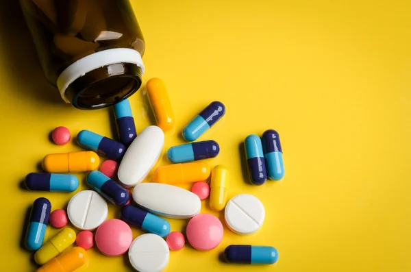 Färgglada piller och tabletter — Stockfoto