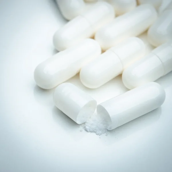 Капсулы белых таблеток — стоковое фото