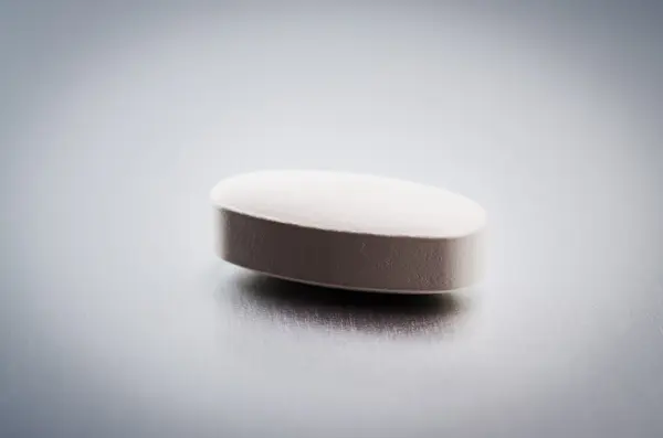 Uma pílula branca — Fotografia de Stock