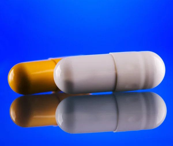 Yellow and white capsules — Stock Photo, Image
