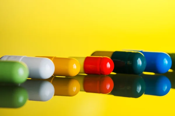 Pilules médicales colorées — Photo