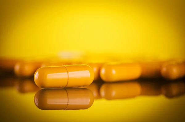 Capsules médicales jaunes — Photo