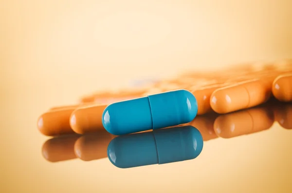 Capsules de pilule orange et bleu — Photo