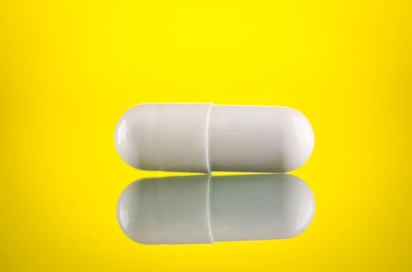 Cerca de una píldora blanca — Foto de Stock