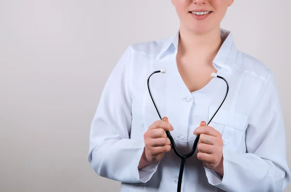 Kvinna läkare anläggning stetoskop — Stockfoto