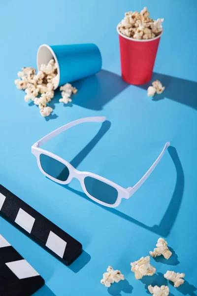 White Movie Glasses Popcorn Paper Cups Clapper Board Blue Background — Stock Photo, Image