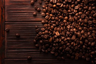 Tahta bir masada taze kavrulmuş fasulye. Aroma arka planı. Üst görünüm.