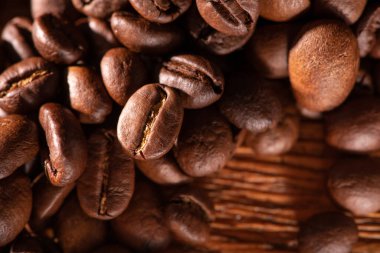 Tahta bir masada taze kavrulmuş fasulye. Aroma arka planı. Üst Manzara. Yakın plan fotoğraf..