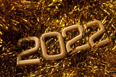 Altın 2022 numaralı taş zemin üzerinde mutlu yıllar..