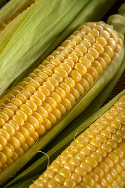 Близько Свіжої Органічної Кукурудзи Здоровий Дієтичний Харчовий Фон — стокове фото