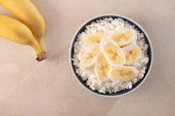 Egészséges Reggeli Banángyümölccsel Túróval Egy Tálban Diétás Étel Háttér Felülnézet — Stock Fotó