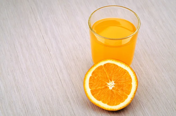 Segelas jus jeruk segar — Stok Foto