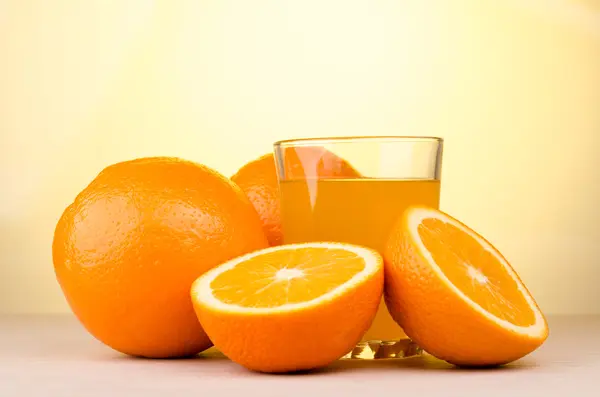 Frischer Orangensaft — Stockfoto