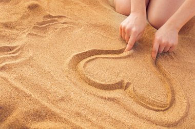 Tatilde olan bir kız kuma kalp çizer. Aşkın itirafı. En sevdiğin adamla dinlen. Evlilik hakkında düşünceler.