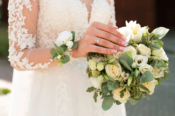 Bride Wedding Bouquet Roses Gold Wedding Rings Hand — Stock Photo, Image
