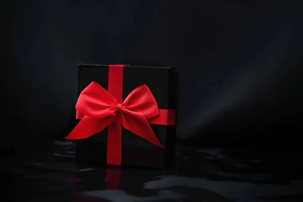 黒い金曜日の背景 赤いリボンと弓を持つ大きな黒い箱 割引プレゼント — ストック写真