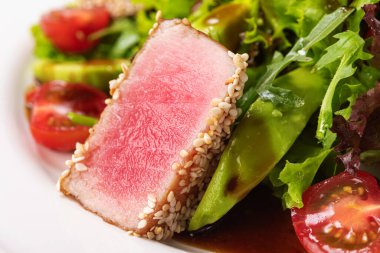 Susamlı ton balığı bifteği ve taze salata. Diyet gıda geçmişi.