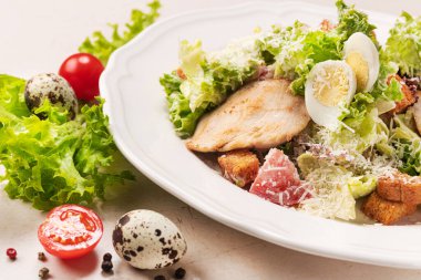 Beyaz tabakta taze sezar salatası. Diyet sağlıklı gıda geçmişi.