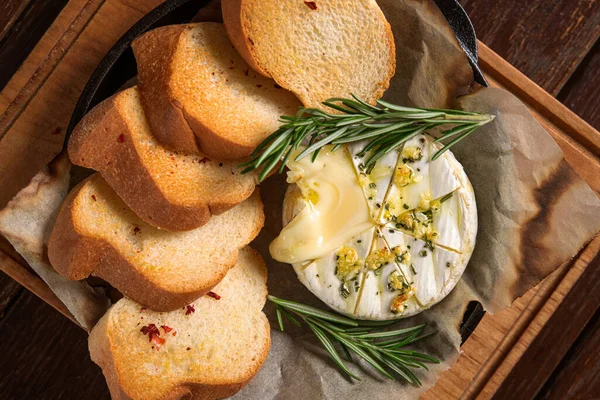 Fırınlanmış Peynirli Biberiye Taze Baget Ekmeği Üstteki Görünüm — Stok fotoğraf
