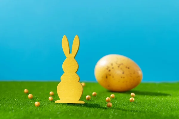 Paasvakantie Houten Konijnendecor Gekleurde Lenteeieren Groen Gras Blauwe Achtergrond — Stockfoto