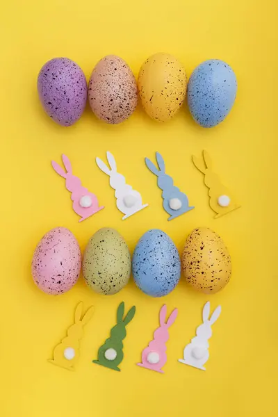 Paaskleurige Eieren Een Gele Achtergrond Bovenaanzicht — Stockfoto