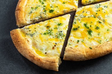 Taş bir masa arkasında çıtır peynirli pizza dilimi. İtalya gıda konsepti.