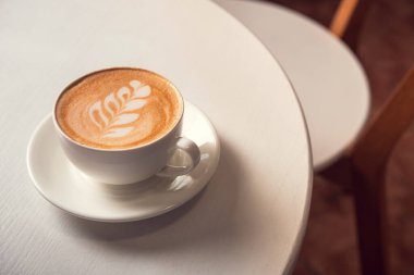 Kafedeki beyaz bir masada nefis bir kahve fincanı.. 