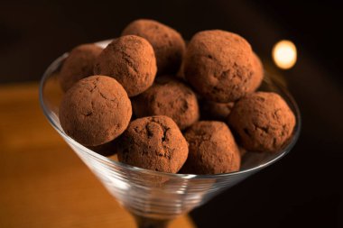 Siyah arka planda çikolatalı şekerleme..