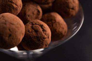 Siyah arka planda çikolatalı şekerleme..