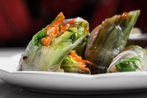 Taze Vejetaryen Börekleri Salatalıklar Havuçlar Yeşiller Restoran Tabağında Avokado Tayland — Stok fotoğraf