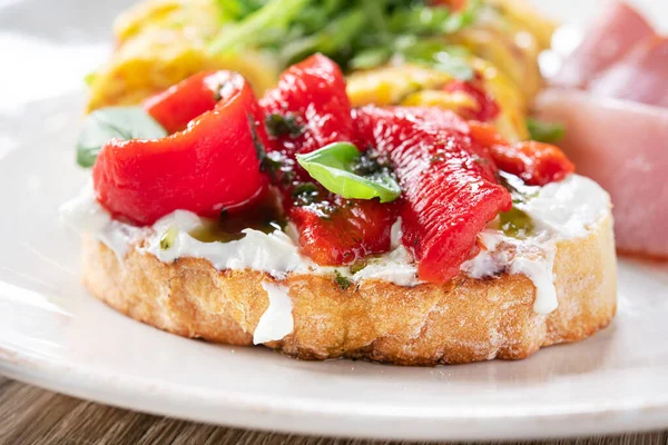 Smaklig Bruschetta Med Peppar Och Färskost Italienska Snacks Bakgrund — Stockfoto