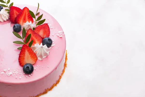Kue Manis Dengan Stroberi Pada Latar Belakang Putih — Stok Foto