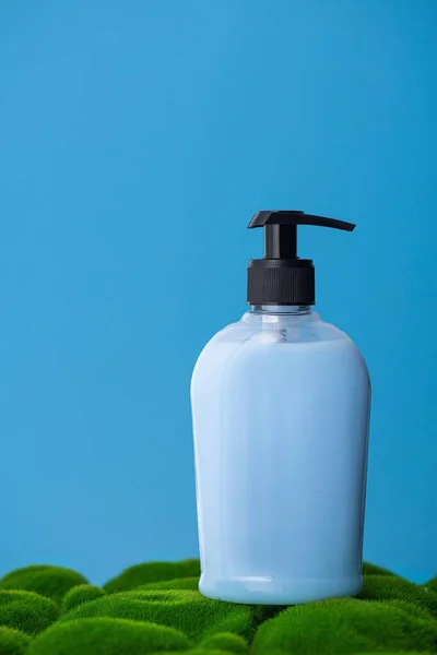 Garrafa Sabão Uma Grama Verde Eco Cosmético Sobre Fundo Azul — Fotografia de Stock