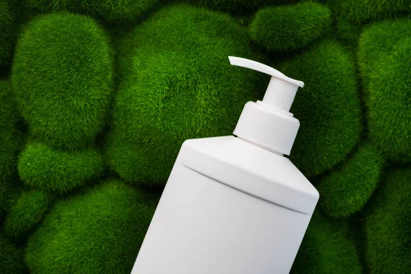 森の苔の成分を追加してシャンプーや石鹸 ディスペンサー付きの白い容器 天然化粧品 — ストック写真