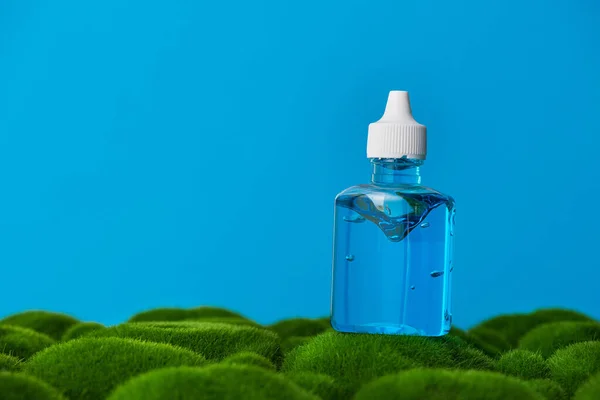 Butelka Żelu Dezynfekcji Zielonej Trawie Ekomedyczny Środek Czyszczący Niebieskie Tło — Zdjęcie stockowe