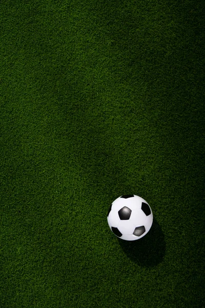 Μια Μπάλα Ποδοσφαίρου Πράσινο Γρασίδι Αθλητικό Υπόβαθρο Άνω Όψη — Φωτογραφία Αρχείου