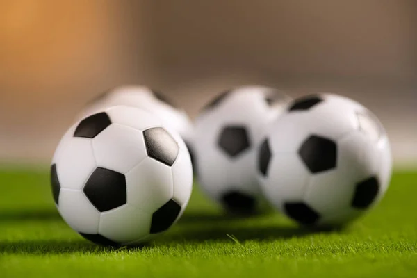 Verschillende Voetbalballen Een Groen Grasveld Start Qatar 2022 Wereldkampioenschap Voetbalachtergrond — Stockfoto