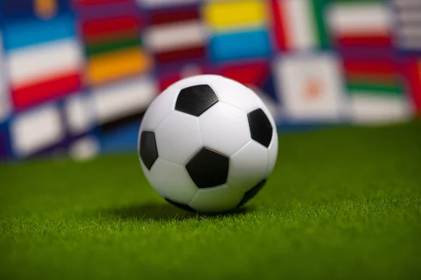 スポーツ場のサッカーボール サッカーの試合のテレビ放送 ワールドカップに参加する各国の国旗 ゲームの背景 — ストック写真