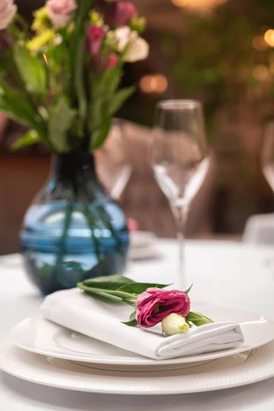 Beautiful Table Setting Rose Flowers Festively Prepared Table Holiday Restaurant — Φωτογραφία Αρχείου