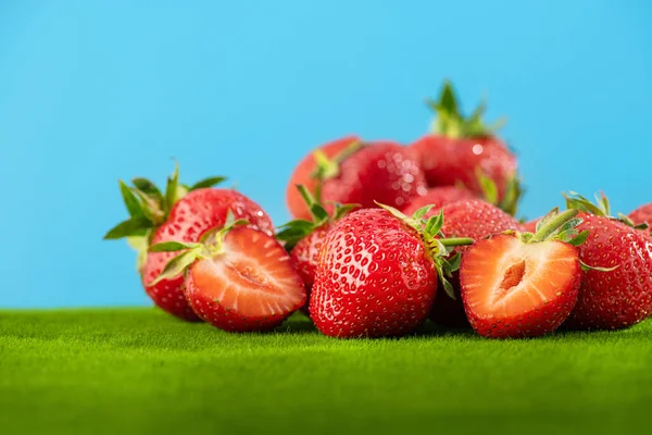 Fresh Summer Natural Strawberry Green Grass Food Fruit Background — Foto de Stock