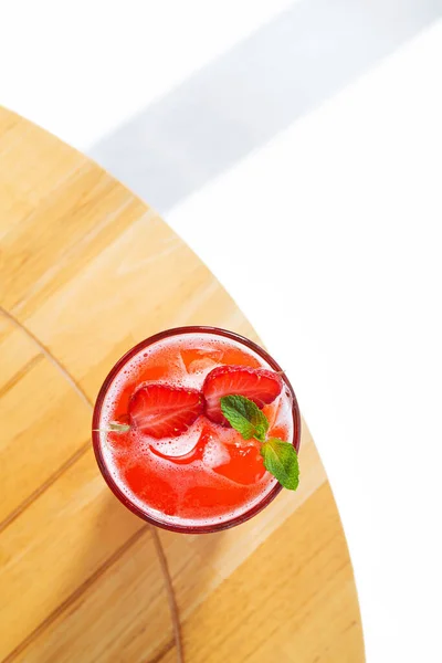 Summer Drink Strawberry Lemonade Green Mint Cafe Table Sunlight Background — Stok fotoğraf
