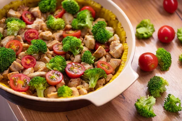 Homemade Pie Green Broccoli Cherry Tomatoes Chicken Proper Nutrition Diet — Stok fotoğraf