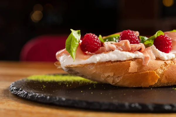 Italian Bruschetta Cheese Prosciutto Fresh Raspberry Table Cafe — Stockfoto