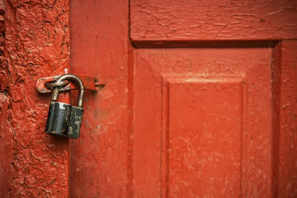 Old Red Painted Door Metal Open Padlock Rustic Vintage Style — 图库照片