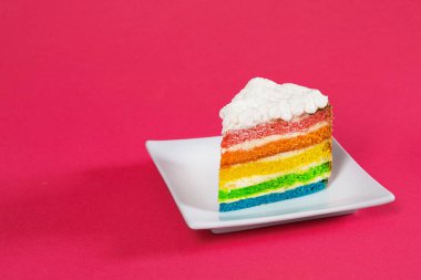 Kırmızı arka planda tatlı ve lezzetli bir gökkuşağı pastası.. 