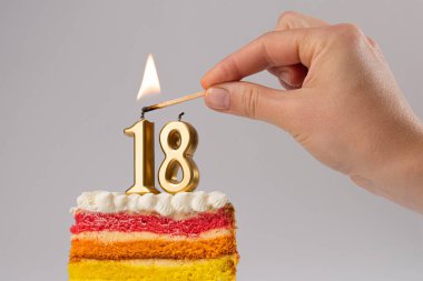 18 numara mumlu gökkuşağı pastası tatlısı. Doğum günü konsepti. Çoğunluk geçmişine ulaşan yaş.