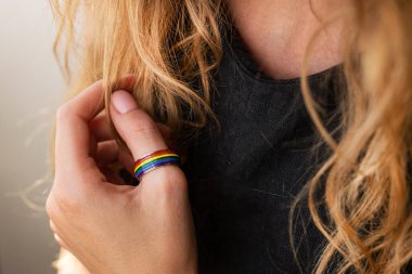 Parmağında lgbt yüzüğü olan sarışın bir kadın..
