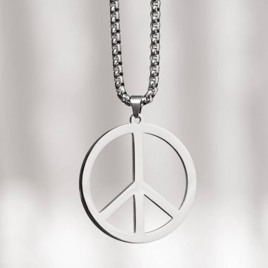 Metal barış sembolü, beyaz bir kolye. Ukrayna 'daki savaşı durdurun.